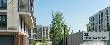 Табличка ЖК «Берег Курортный» у въезда на территорию