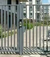 Серая калитка с домофоном у въезда